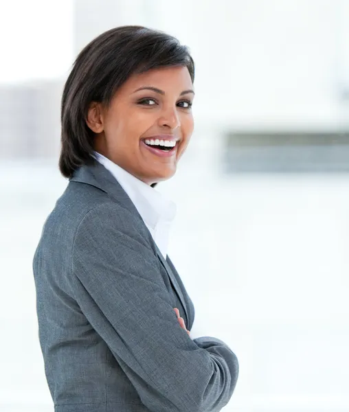 Портрет смеющейся деловой женщины на работе — стоковое фото