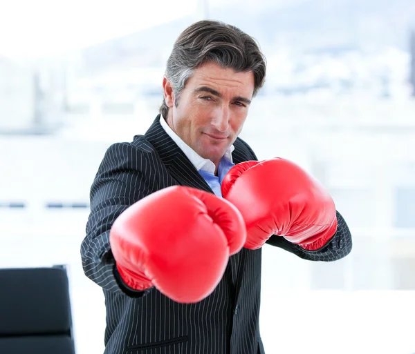 Разъяренный бизнесмен в боксёрских перчатках — стоковое фото