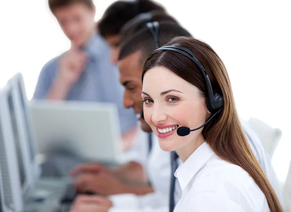 Succesvolle business team dat werkt in een callcenter — Stockfoto