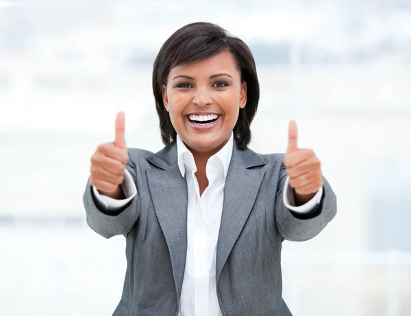 Retrato de uma mulher de negócios de sucesso com polegares para cima — Fotografia de Stock
