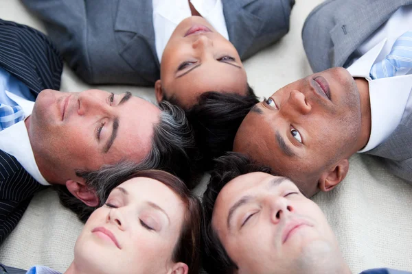 Крупный план расслабленной бизнес-команды, лежащей в кругу — стоковое фото