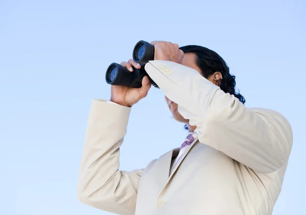 Portrét pohledný obchodní člověka dívá dalekohledem — Stock fotografie
