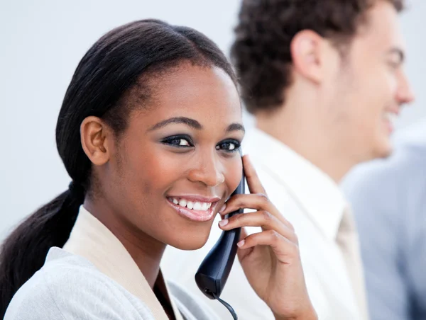 Smiling Afro-American businesswoman talking on phone — Stock Photo, Image