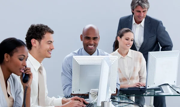Assertief zakelijke team dat werkt in het kantoor — Stockfoto
