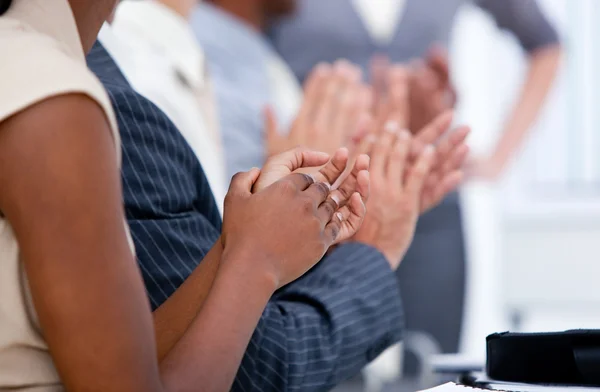 Ehrgeiziges Unternehmerteam applaudiert bei einem Meeting — Stockfoto