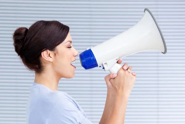 Empresária confiante gritando através de um megafone — Fotografia de Stock