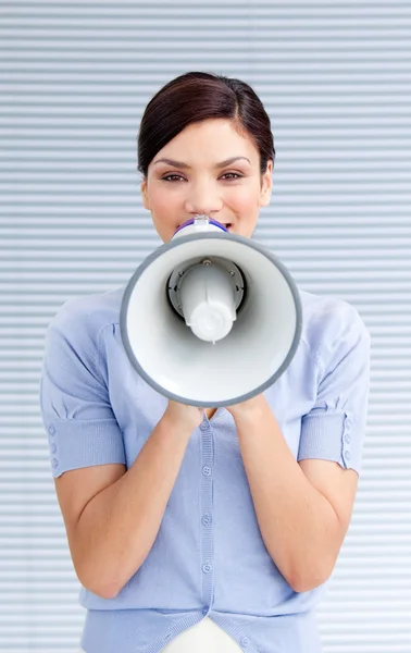 Positieve zakenvrouw schreeuwen via een megafoon — Stockfoto