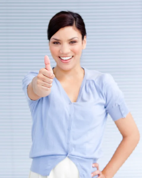 Счастливая деловая женщина с большим пальцем вверх — стоковое фото