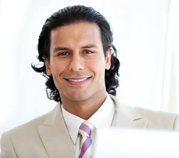 Retrato de un hombre de negocios sonriente —  Fotos de Stock