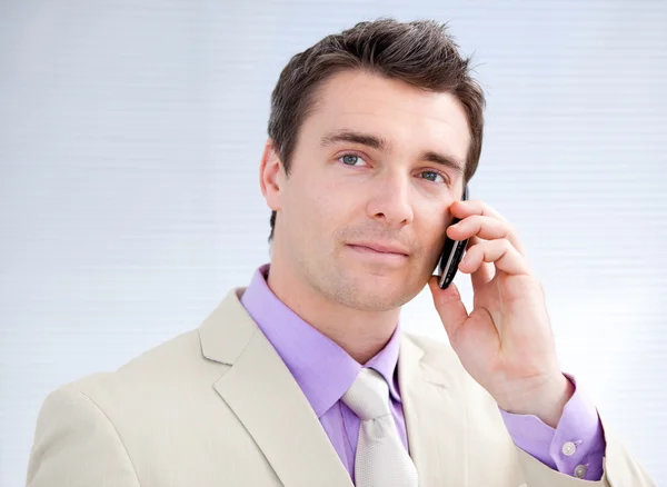 Charmante zakenman praten over telefoon — Stockfoto