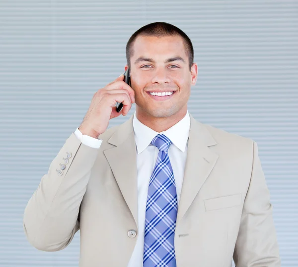 Uomo d'affari sicuro di sé che parla al telefono — Foto Stock