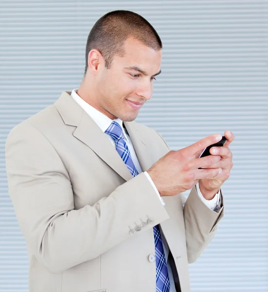 Uomo d'affari attraente invio di un testo — Foto Stock