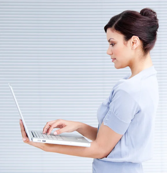 Bir dizüstü bilgisayar kullanarak güvenli iş kadını — Stok fotoğraf