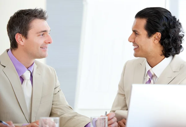 Assertief zakenlieden interactie — Stockfoto