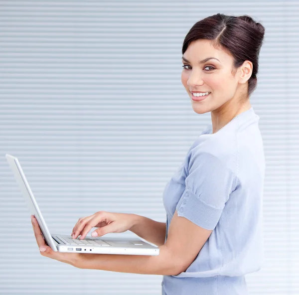 Empresária alegre usando um laptop — Fotografia de Stock