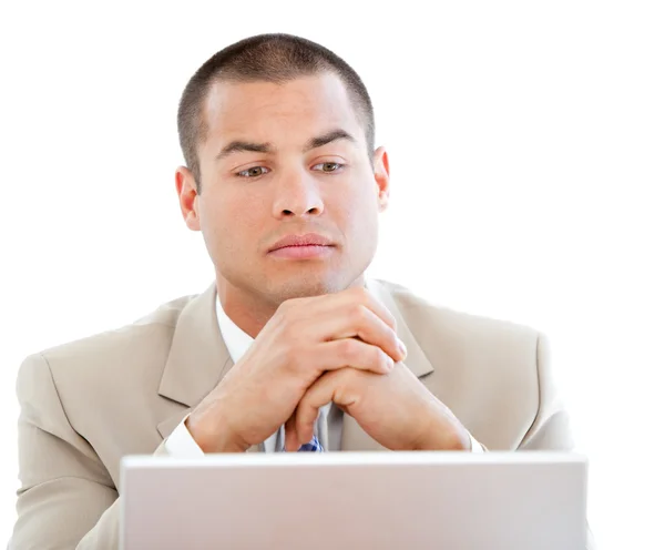 Homem de negócios concentrado usando um laptop — Fotografia de Stock