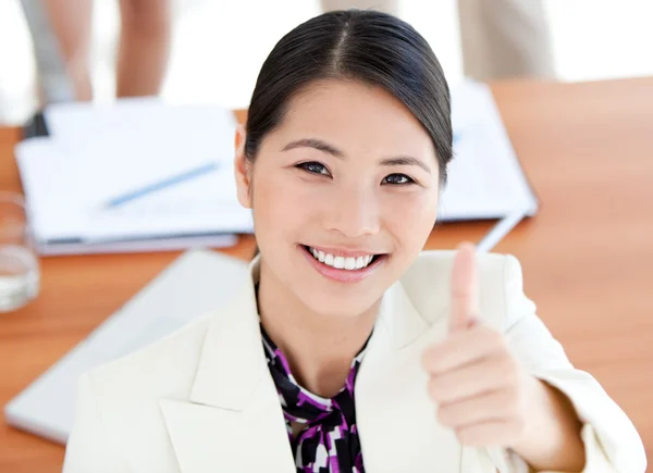 Confident businesswoman with thumbs up — Stock Photo, Image