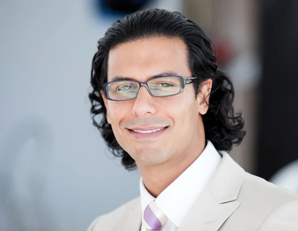 Портрет усміхненого бізнесмена в окулярах — стокове фото