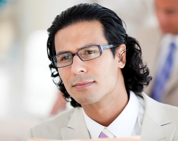 Портрет серьезного бизнесмена в очках — стоковое фото