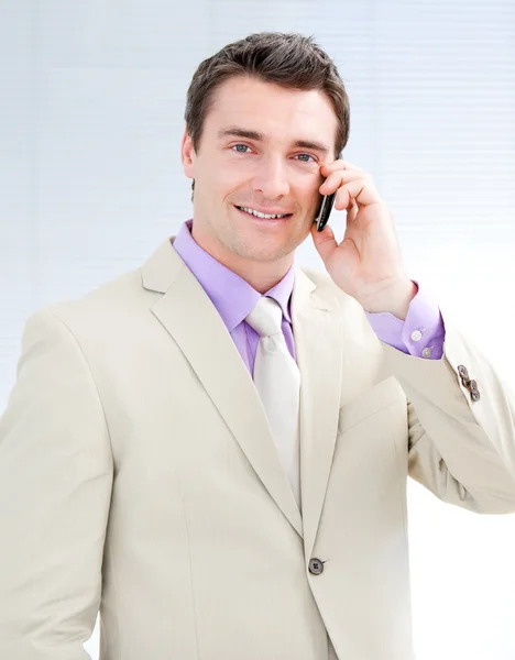 Biznesmen uśmiechający się rozmowy na telefon — Zdjęcie stockowe