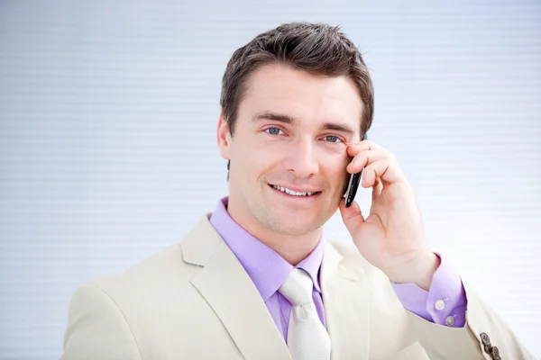 Homem de negócios confiante falando ao telefone — Fotografia de Stock