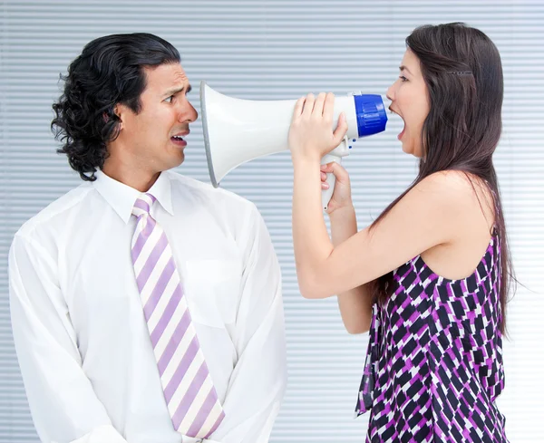 Woedend zakenvrouw schreeuwen via een megafoon — Stockfoto