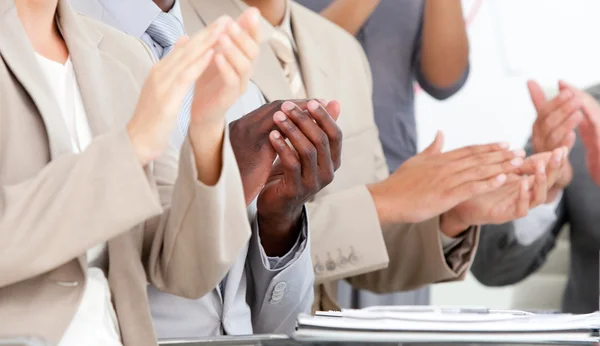 Närbild av business applåderar i ett möte — Stockfoto