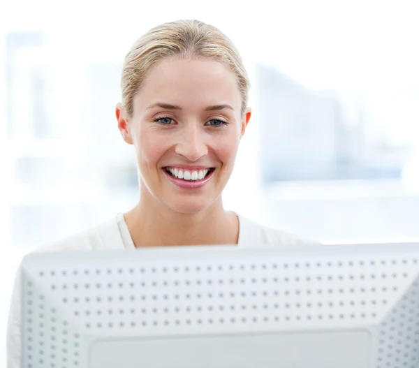 Bir bilgisayarda çalışan etkileyici iş kadını — Stok fotoğraf