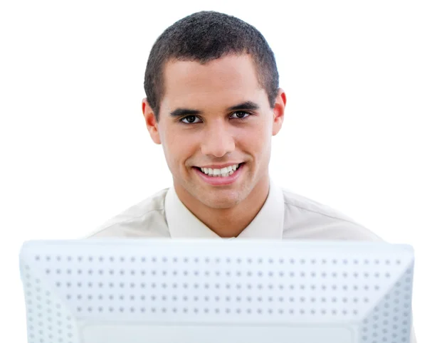 Atrakcyjna kobieta pracuje przy komputerze — Zdjęcie stockowe