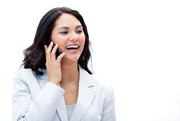 Retrato de uma empresária entusiasmada falando por telefone — Fotografia de Stock
