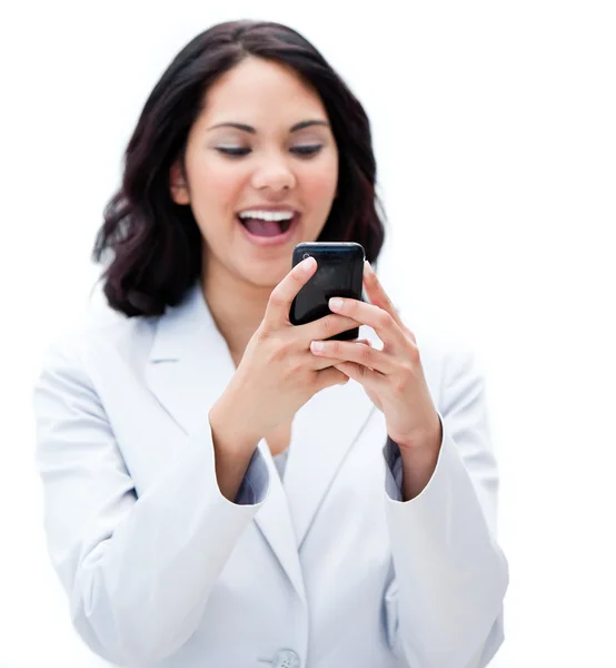 Porträtt av en glad affärskvinna skicka en text — Stockfoto
