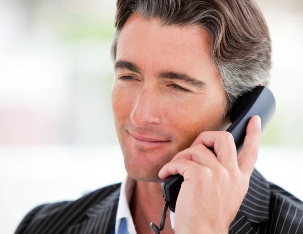 Portrait d'un homme d'affaires confiant au téléphone — Photo