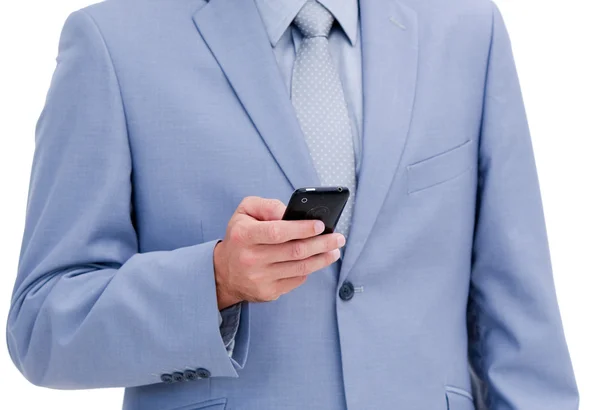 彼の携帯電話を見て若いビジネスマンのクローズ アップ — ストック写真