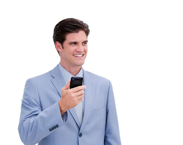 Πορτρέτο του ένας νεαρός επιχειρηματίας κοιτάζοντας το τηλέφωνό του — Φωτογραφία Αρχείου