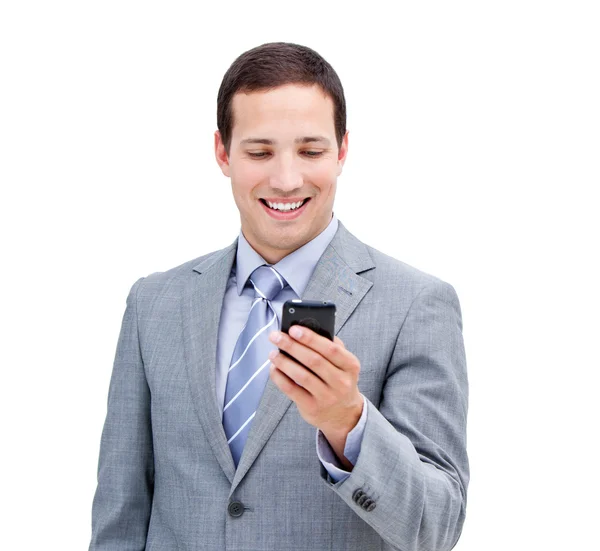 Portret van een vertrouwen zakenman kijken naar zijn telefoon — Stockfoto
