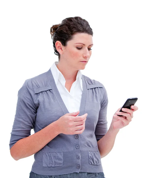 Retrato de una mujer de negocios confiada mirando su teléfono — Foto de Stock