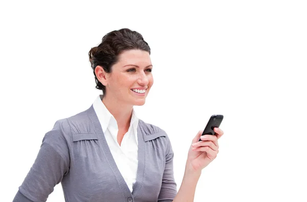 Portret van een Kaukasische zakenvrouw kijken naar zijn telefoon — Stockfoto