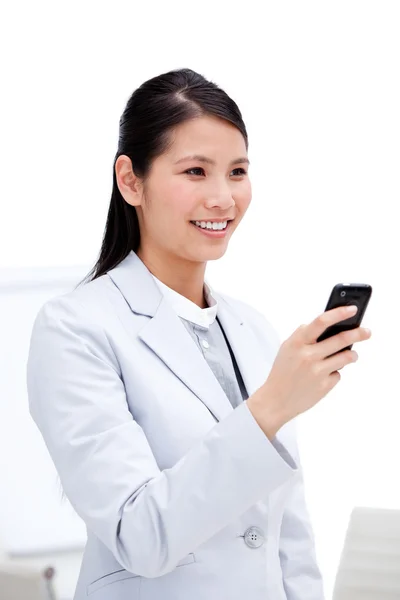 Portret uśmiechający się kobieta, patrząc na swój telefon — Zdjęcie stockowe