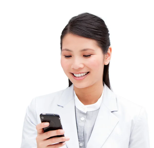 Portret van een vrolijke zakenvrouw kijken naar zijn telefoon — Stockfoto