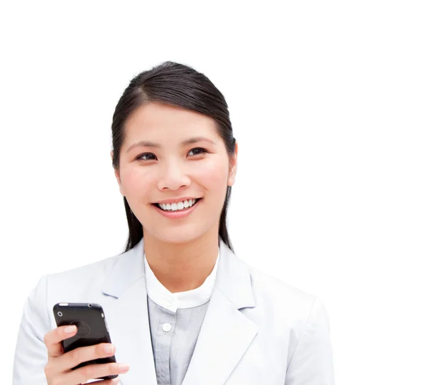 Porträt einer positiven Geschäftsfrau beim Anblick seines Telefons — Stockfoto