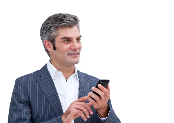Porträt eines nachdenklichen Geschäftsmannes, der auf sein Handy blickt — Stockfoto