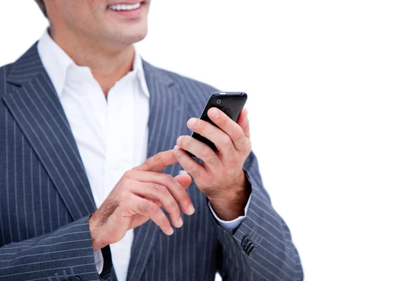 彼の携帯電話を見てビジネスマンのクローズ アップ — ストック写真