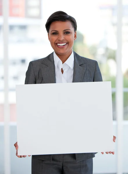 Portréja egy női kezelő holding egy fehér tábla — Stock Fotó