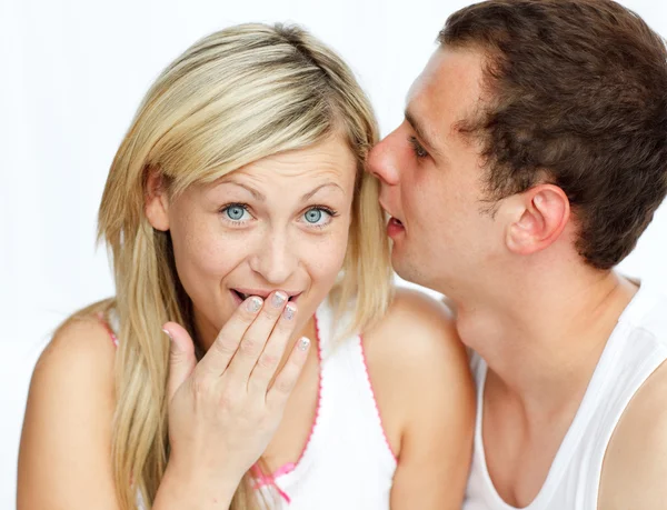 Un homme chuchotant un secret à une femme — Photo