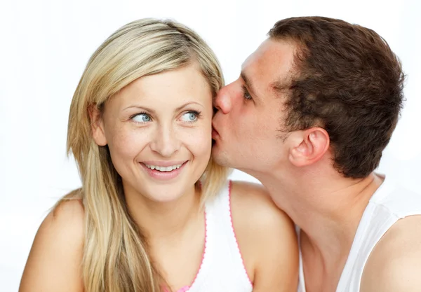 Homem beijando uma mulher bonita — Fotografia de Stock