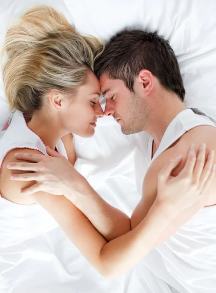 Paar schläft im Bett — Stockfoto