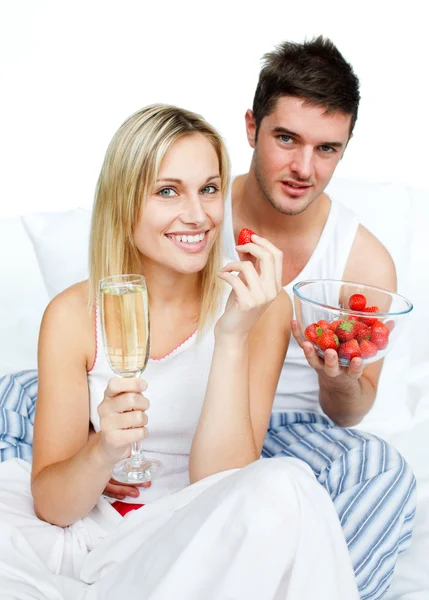 Couple celebrating an engagement with strawberries and champagne — Stock Photo, Image