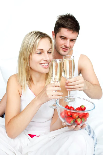 Paar stößt mit Champagner auf Verlobung an — Stockfoto