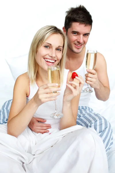 Homme et femme heureux célébrant un fiançailles avec du champagne — Photo
