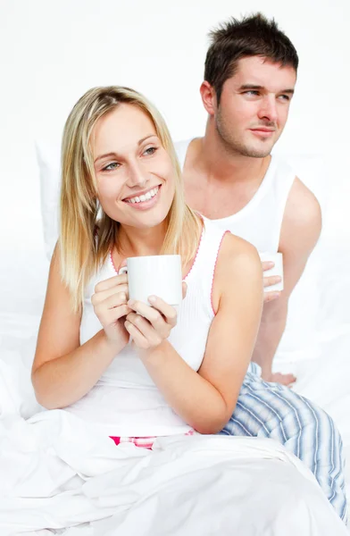 Casal beber uma xícara de chá na cama — Fotografia de Stock
